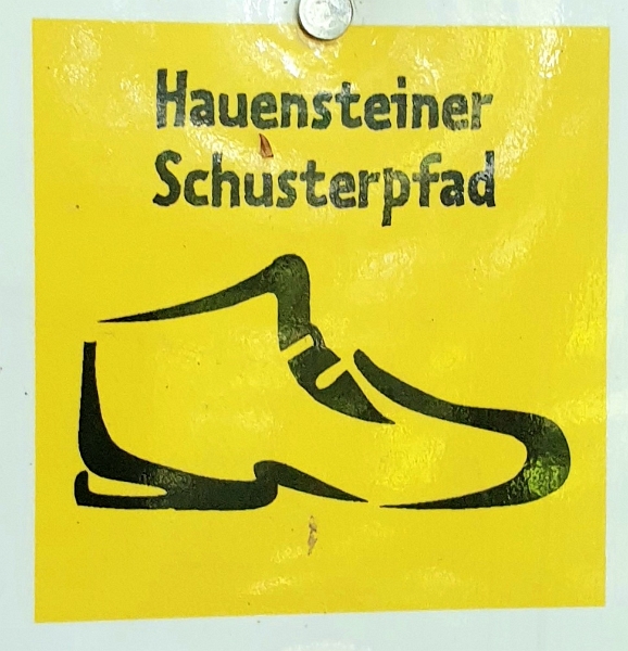 20230722_182623.jpg - Achja, wir laufen auf dem Hauensteiner Schusterpfad.