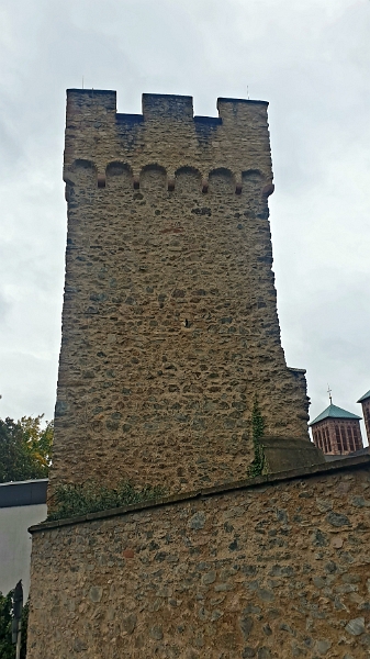 20231028_142429.jpg - Der "Rote Turm" wurde um 1300 als Teil der Stadtmauer errichtet.