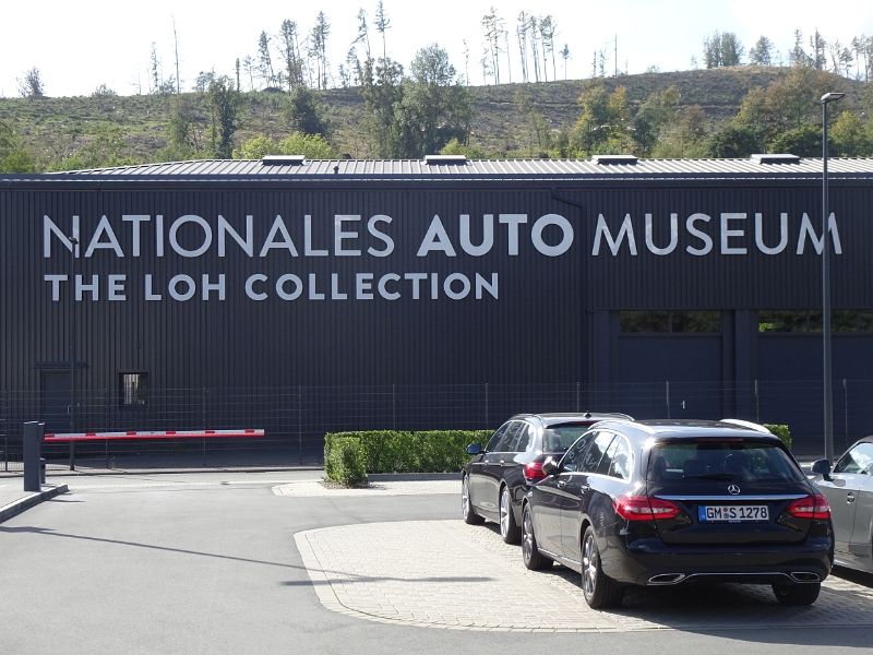 DSC05537.JPG - So befinden wir uns also wie gesagt auf dem Stellplatz vor dem Museum der "Loh Collection" welcher €16,00 pro Nacht kostet.