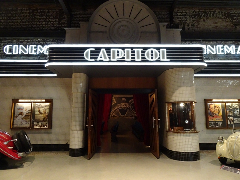 DSC05589.JPG - Wow, hier finden wir ein "altes" Kino. Das "Capitol" ist im Art-deco-Stil stilvoll und mit klassischer Bestuhlung sowie einem original Projektor sehr schön in die alte Industriehalle integriert.