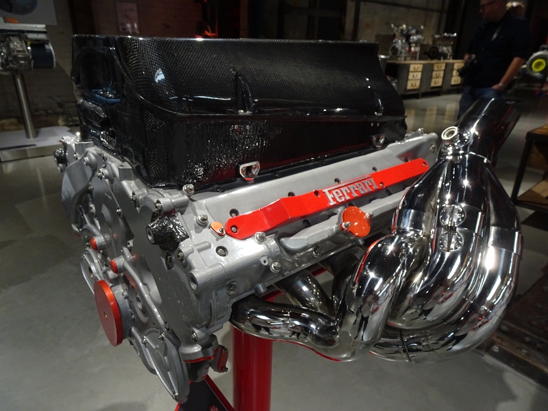 DSC05637.JPG - Dagegen wirkt der Formel-1-Motor eines Ferrari echt winzig!