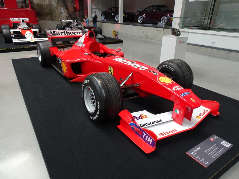 DSC05651.JPG - Wir stehen vor dem Formel-1-Auto von Michael Schuhmacher, mit dem er den ersten WM-Titel für Ferrari im Jahr 2000 holte!