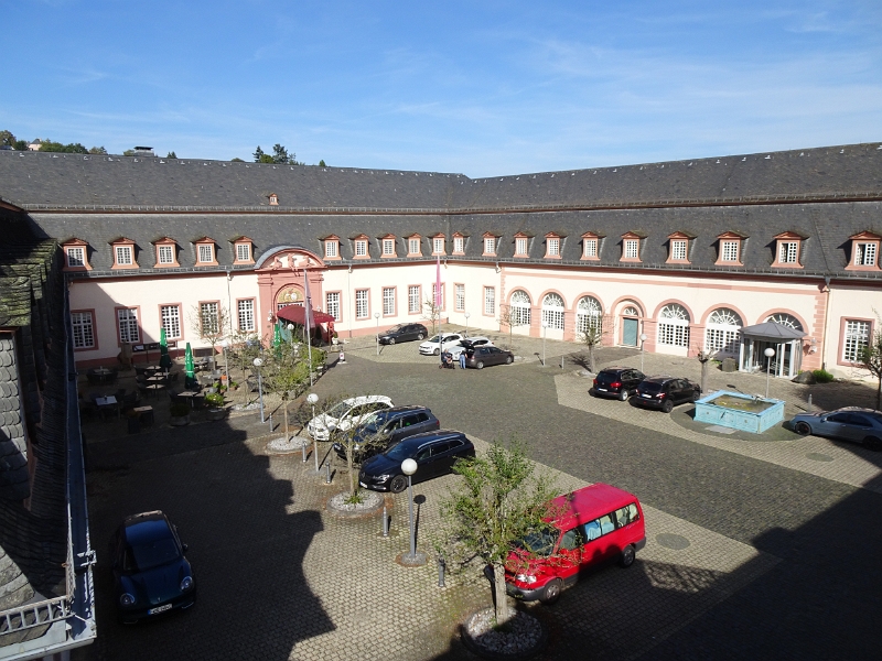 DSC05846.JPG - Der ehemalige Viehof ist heute der Parkplatz vom Schloßhotel.