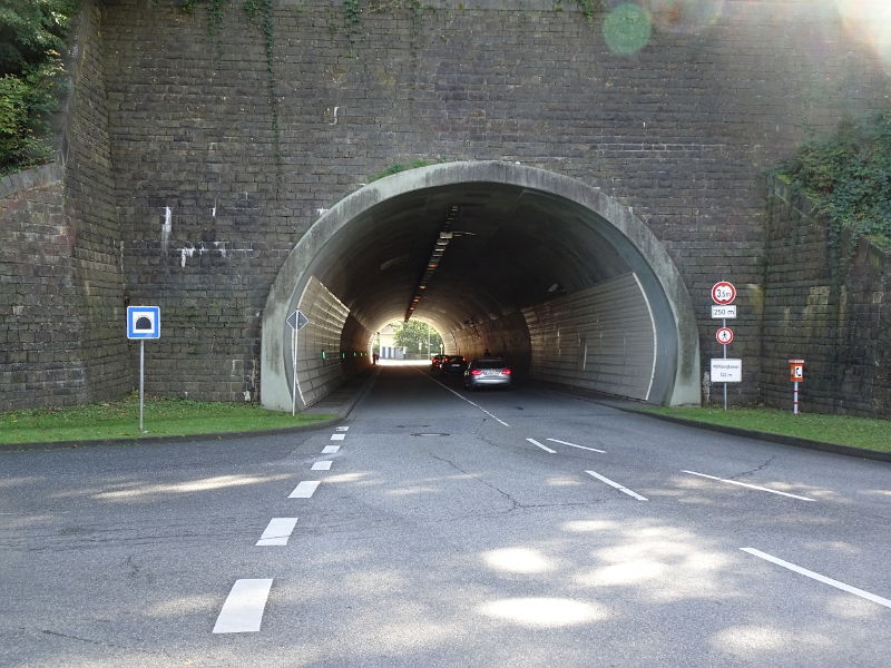 DSC05909.JPG - Der Straßentunnel...