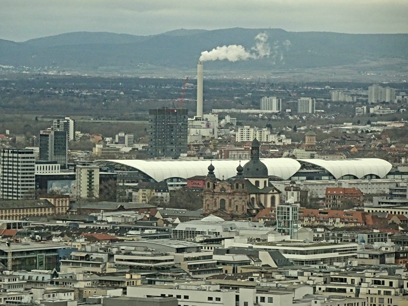 20240203_165540.jpg - Hier sieht man gerade das große weiße Dach, der Rheingalerie in Ludwigshafen.