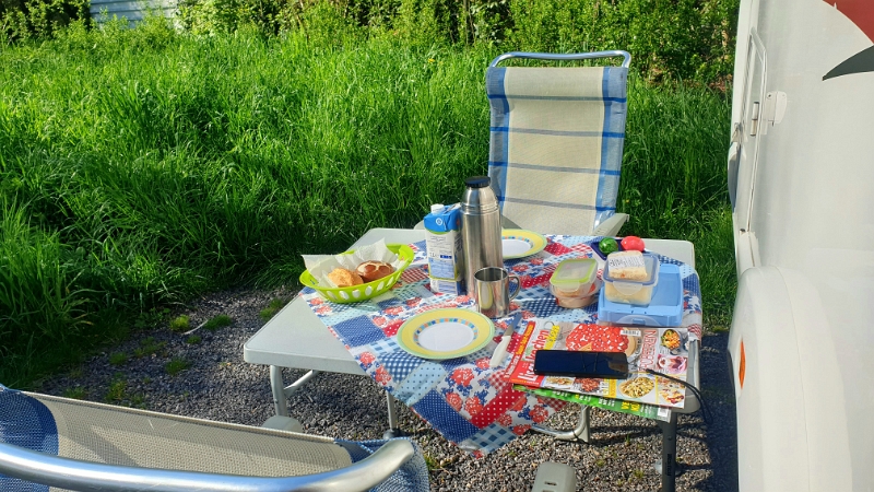 20240406_170211.jpg - Ui, das erste mal sitzen wir auch zum Frühstück im Freien, dieses Jahr.