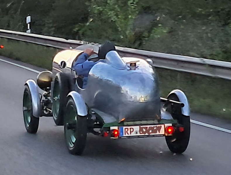 20240906_193320.jpg - ...sehen diesen schicken Oldtimer vor uns...