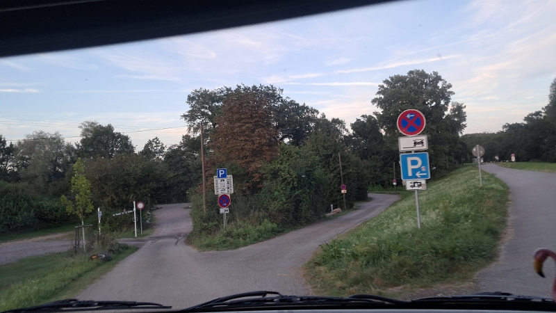 20240906_194603.jpg - ...zum Stellplatz am Badesee bei Lingenfeld.Shit, der Platz ist VOLL! :-( Also fahren wir weiter nach Germersheim. Auch dort, alles VOLL!?!? SHIT!!!Ok, wir fahren weiter nach Rheinzabern, dort ist viel Platz und bestimmt was frei!? Scheiße, der Platz ist wegen einer Veranstaltung gesperrt! :-(