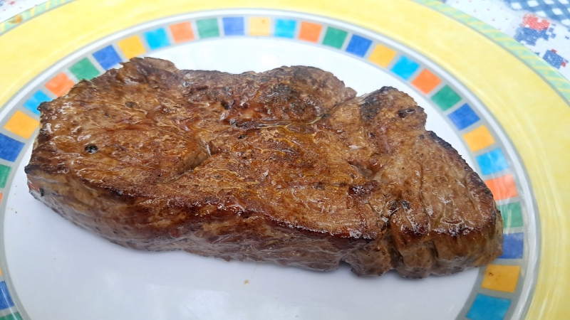 20240907_181137.jpg - Wir grillen dann ein paar leckere Rinder-Steaks...