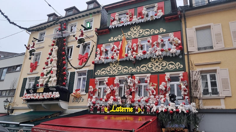 20241207_114807.jpg - In diesem Viertel wollen sich wohl ein paar Restaurants mit Weihnachtsdeko gegenseitig übertreffen!?