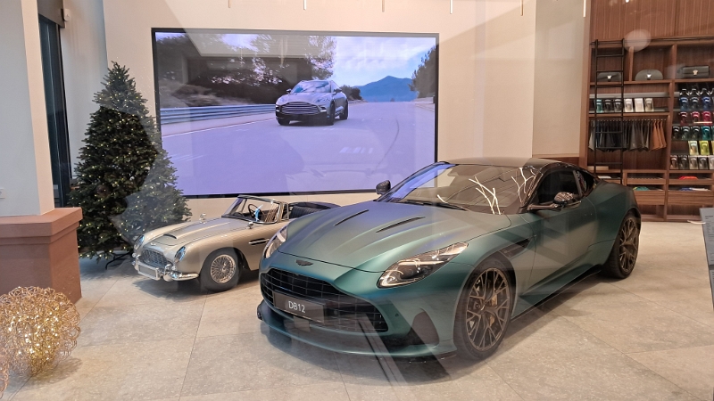 20241207_130823.jpg - ...merken im Aston-Martin-Autohaus dass wir arme Schlucker sind.