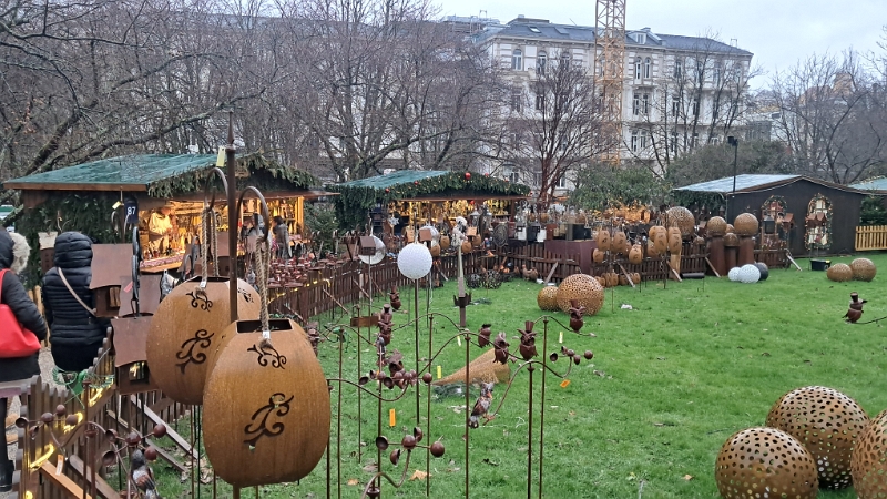 20241207_143433.jpg - Wir laufen nun die Runde über den Weihnachtsmarkts weiter.