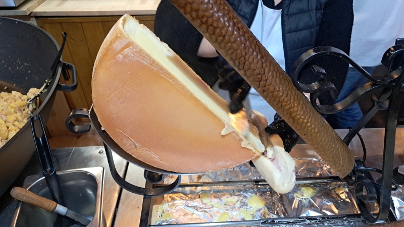 20241207_144509.jpg - Nachdem wir nun die Runde gelaufen sind,n wissen wir wo und was wir noch Essen wollen.An einem französischen Stand gibts Raclette...