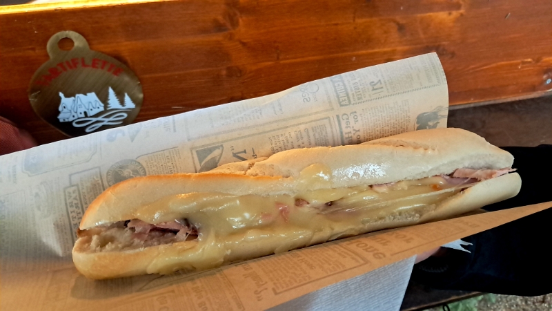 20241207_144654.jpg - ...so holen wir uns ein Baguette mit Raclette und Schinken! *lecker*