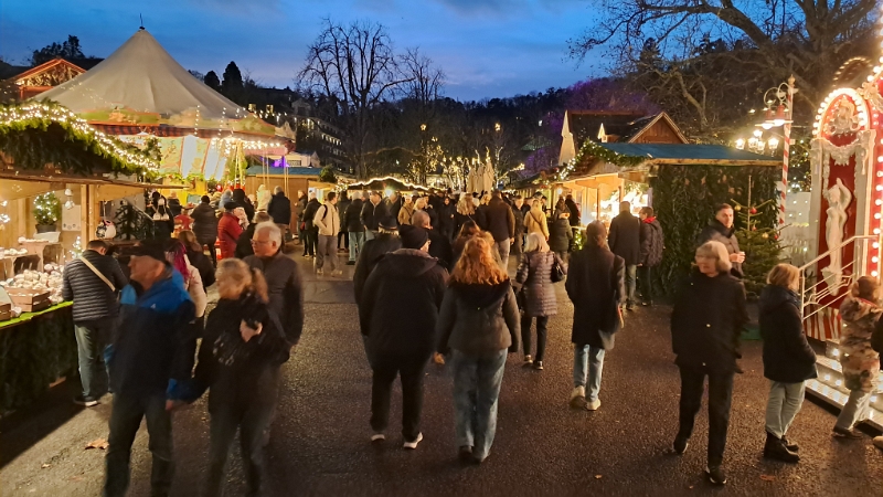 20241207_170510.jpg - ...über den Weihnachtsmarkt.