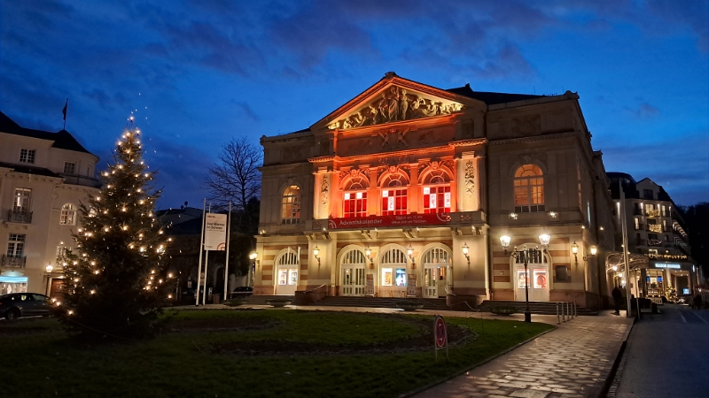20241207_170801.jpg - Auch das Theater sieht beleuchtet viel schöner aus.
