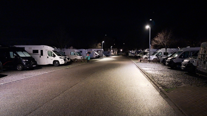 20241207_182338.jpg - Auf dem Stellplatz angekommen, staunen wir über die Anzahl der Wohnmobile, die nun hier stehen?!?!? Ist doch ganz schön voll geworden!