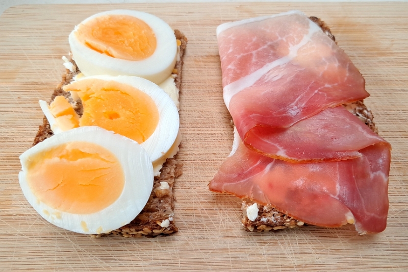 20241012_103252.jpg - Am nächsten Morgen gibt es  "ein belegtes Brot mit Schinken, *SCHINKEN*, ein belegtes Brot mit Ei, *EI*". Nagut, es gibt kein Bommerlunder! ;-)