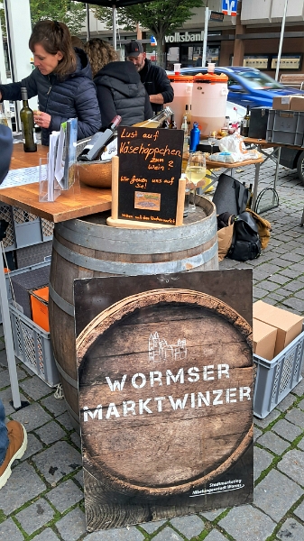 20241012_123325.jpg - Aha, die Wormser Marktwinzer schenken hier Wein aus!?!? *Cooooool* :-)