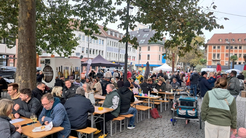 20241012_124837.jpg - ...und kommen zum Marktplatz. Hä? Was ist den hier los?!?!Ganz viele Biergarnituren und alle haben Weingläser vor sich?!?