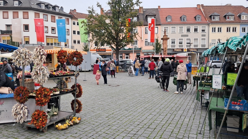 20241012_125145.jpg - Wir sind dann allerdings mit unseren halbvollen Gläsern, weiter über den Markt geschlendert...