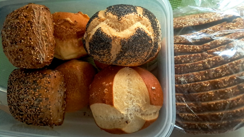 20241114_112119.jpg - Es ist Donnerstag! Wir haben morgen beide frei und somit ein langes Wochenende. Bevor es los geht hol ich beim Bäcker noch ein paar Brötchen und ein Brot.