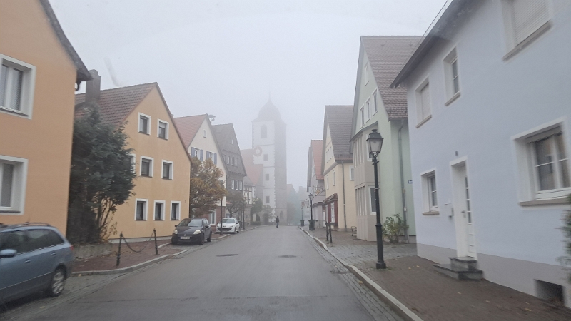 20241114_155903.jpg - Der Ort liegt recht hoch und befindet sich gerade im dichten Nebel.