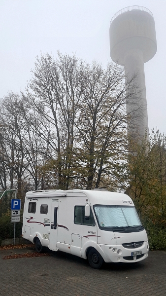 20241114_160814.jpg - Am Ortsausgang stellen wir uns auf den Stellplatz.