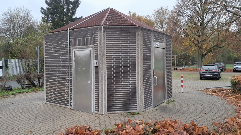 20241115_102637.jpg - Auch dieser Stellplatz ist kostenfrei. Es gibt auch hier kein Strom und keine V/E. Lediglich eine öffentliche Toilette ist am Platz.