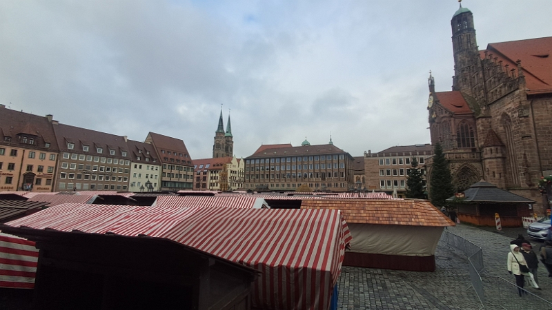 20241115_111816.jpg - Am Hauptmarkt wird bereits der berühmte Christkindelsmarkt aufgebaut der in 2 Wochen startet.Achja, uns ist dann hier viel zu viel los, darum sind wir "noch schnell" jetzt hierher gefahren. Noch ist es relativ ruhig hier.