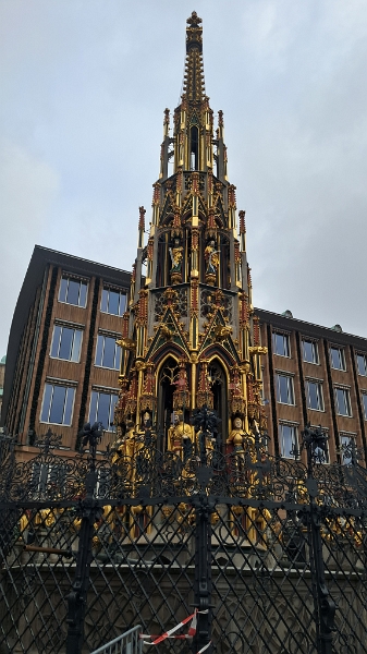 20241115_112830.jpg - Der "Schöne Brunnen" steht auch auf dem Hauptmarkt...