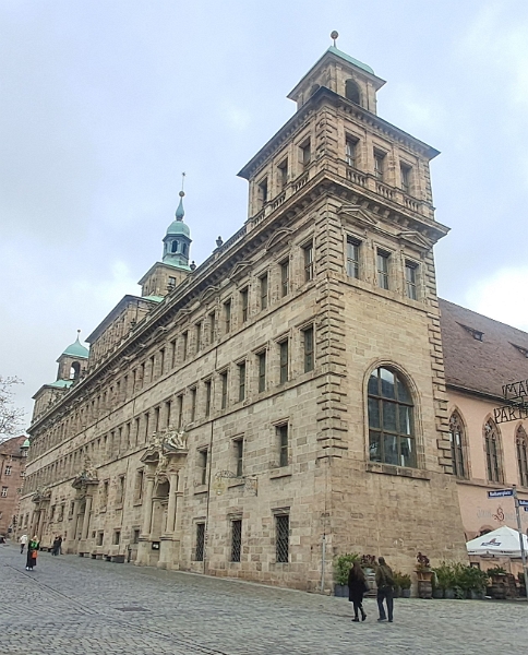 20241115_113540.jpg - Das Rathaus mit den mittelalterlichen Lochgefängnissen darunter.