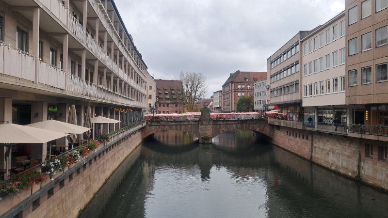 20241115_115700.jpg - Gegenüber sehen wir die Museumsbrücke. Dort findet gerade der Markt statt über den wir nun bummeln.