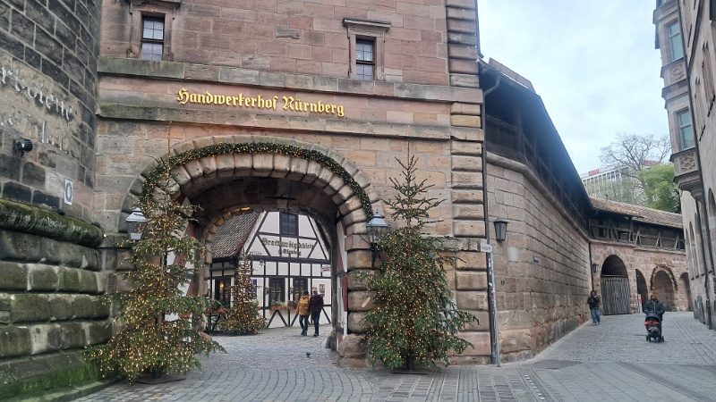 20241115_134937.jpg - Neben dem Frauentorturm gelangen wir in den "Handwerkerhof".