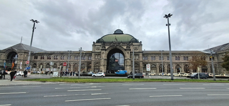 20241115_140008.jpg - ...und stehen beim Hauptbahnhof!