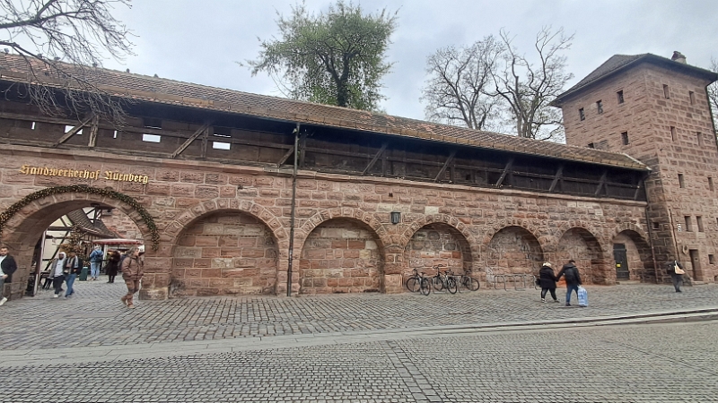 20241115_140608.jpg - Jetzt laufen wir der Stadtmauer entlang...