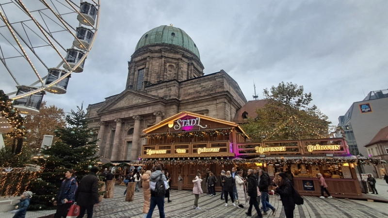 20241115_143337.jpg - Hier wollen wir auf jeden Fall einen Glühwein pitschen!Achja, im Hintergrund die Kirche St. Elisabeth.