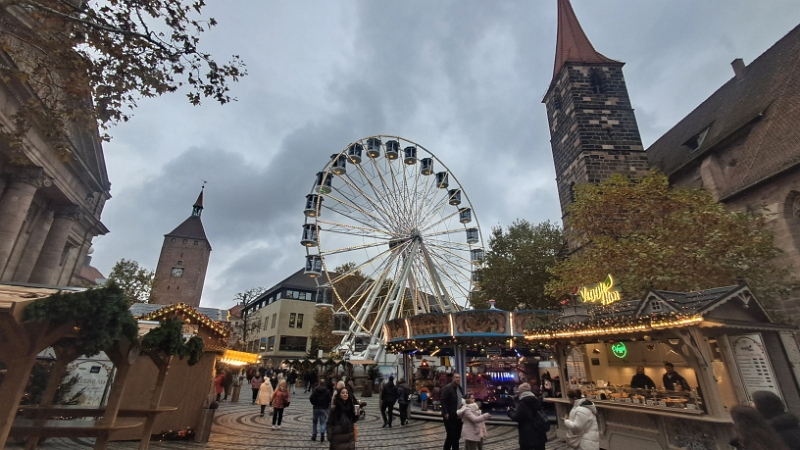 20241115_143642.jpg - Rechts neben dem Riesenrad sehen wir übrigens die Kirche St. Jakob.