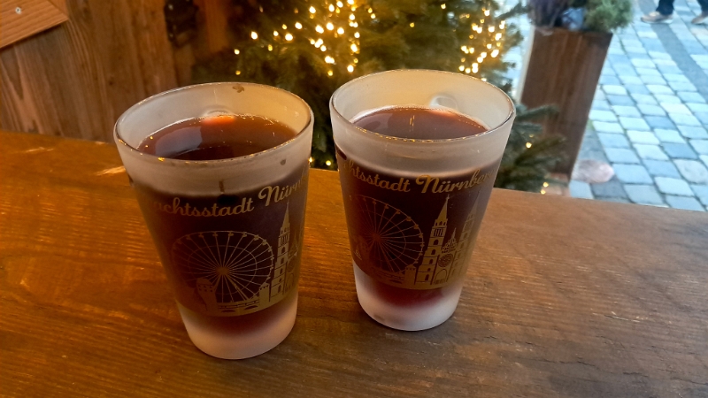 20241115_144302.jpg - Das tut jetzt mal so richtig gut! Es ist schon etwas frisch und so ein heißer Glühwein hilft ungemein. ;-)