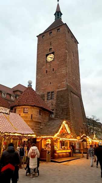 20241115_161819.jpg - ...vorbei am "Weißen Turm"...