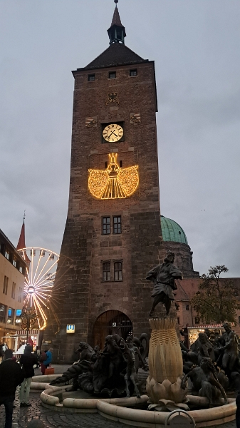 20241115_163546.jpg - Das Ehekarusell auf dem Ludwigsplatz.