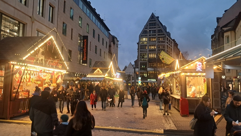 20241115_163639.jpg - Hier gehts weiter mit allerlei weihnachtlichen Ständen und Buden. Wer braucht schon den Christkindelsmarkt? ;-)