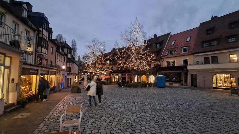 20241115_164403.jpg - Jetzt befinden wir uns quasi auf einer Insel. Dem sogenannten Trödelmarkt.