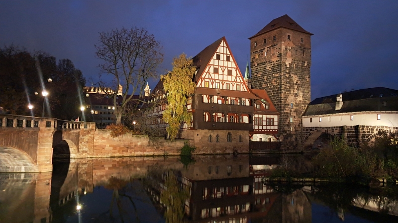 20241115_170713.jpg - Von links nach recht: Maxbrücke, Kaiserburg im Hintergrund, Weinstadel, Wasserturm und Henkerbrücke.