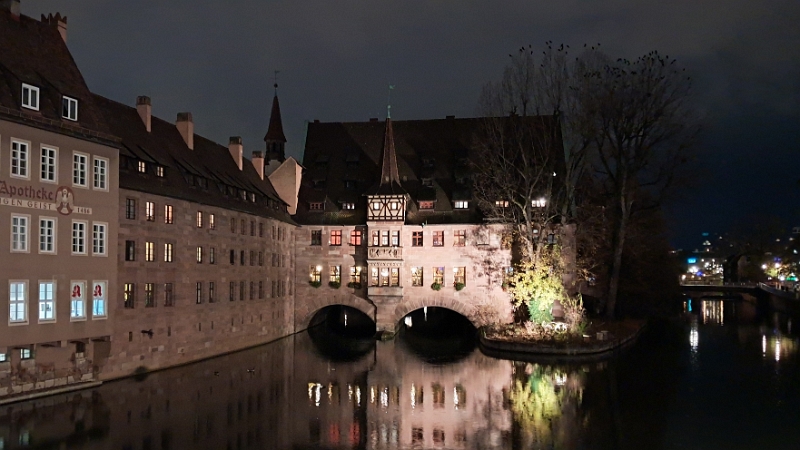 20241115_172239.jpg - Ein letzter Blick von der Museumsbrücke auf einen Teil des Heilig-Geist-Spitals...