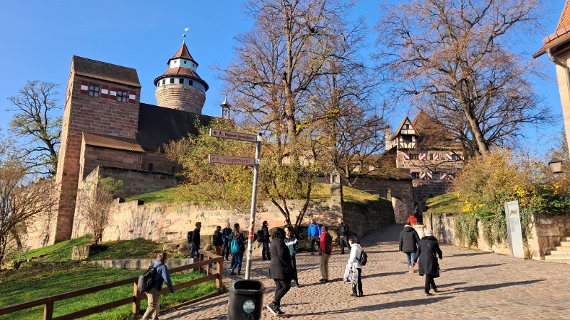 20241116_102344.jpg - Achja, das eigentliche Ziel für heute ist die Kaiserburg die nun vor uns auftaucht.