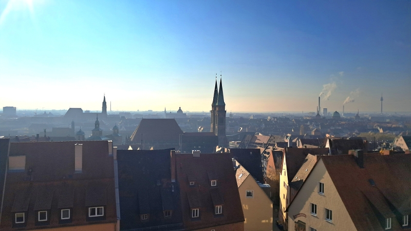 20241116_104015.jpg - ...nutzen den schönen Ausblick über die Stadt.