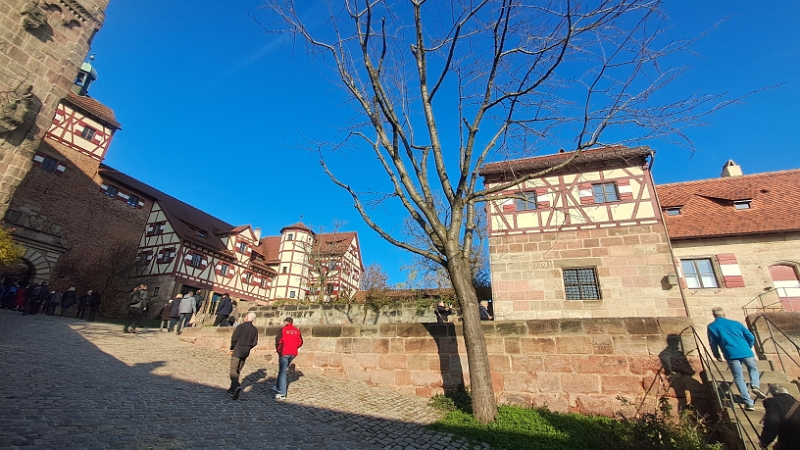 20241116_104324.jpg - Die Räume in der Burg bzw. das besteigen der Türme lassen wir aus. Wir haben noch einen großen Teil der nördlichen Altstadt vor uns...