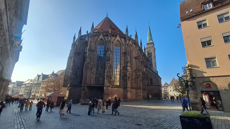 20241116_113234.jpg - Gegenüber ist die Sebalduskirche.