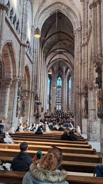 20241116_113736.jpg - Hier lauschen wir etwas dem Konzert zu, welches hier gerade stattfindet.